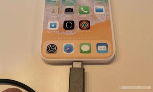 iPhone 13机模曝光：无刘海，传说中的屏下摄像头真的来了